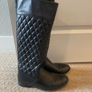 Women’s black quilted knee height boots. Good condition. Size 8.5